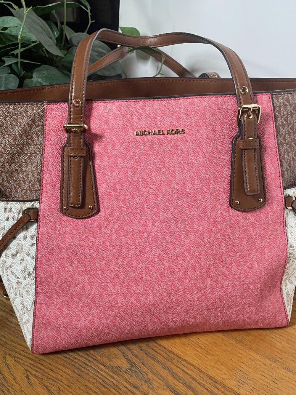 Michael Kors Voyager East/West Tote Pink Color-blocked signature logo
